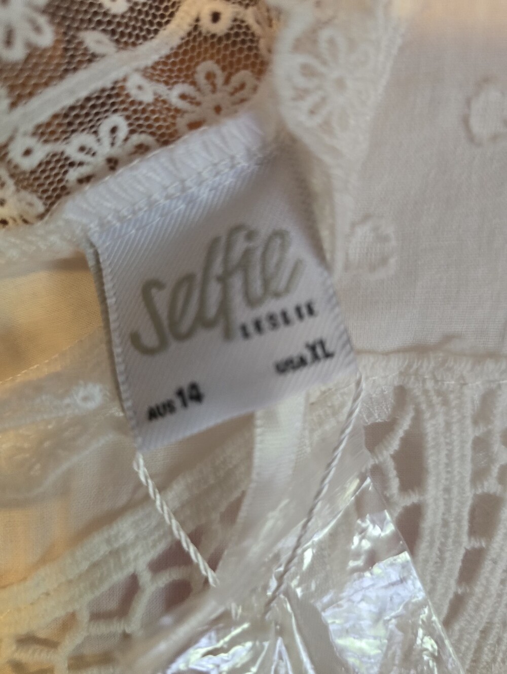 White Lace Selfie Leslie Appliqué Ruffle Romper New With Tags - Picture 2 of 8